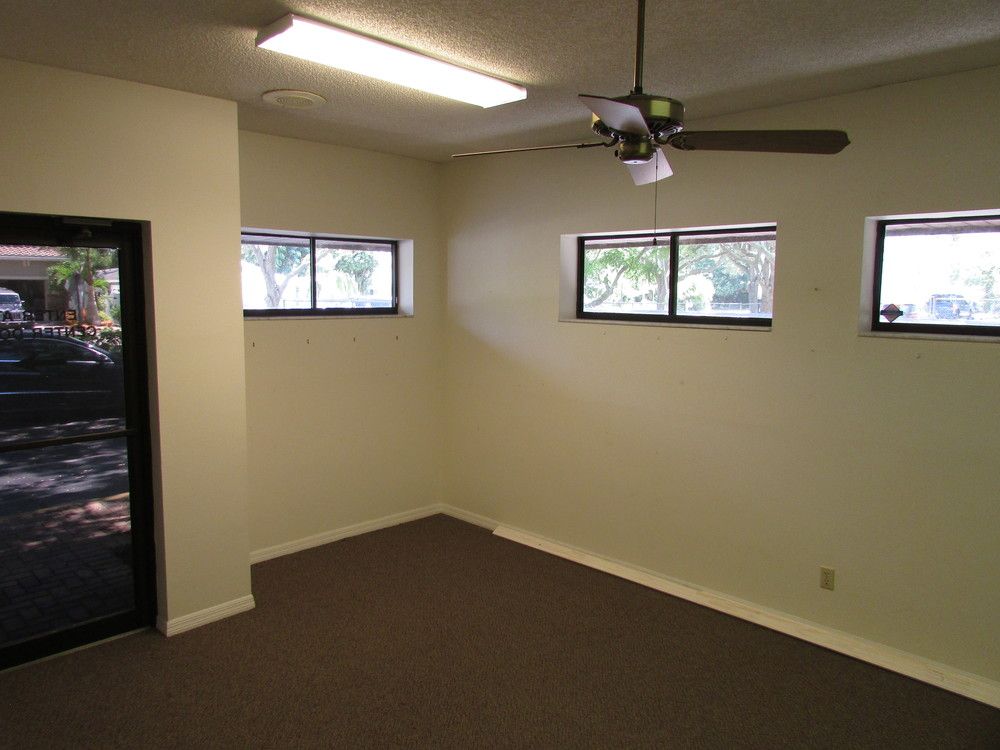 GREAT BUILDING TO BUY OR LEASE!: 1991 Hyde Park St, Sarasota, FL 34239